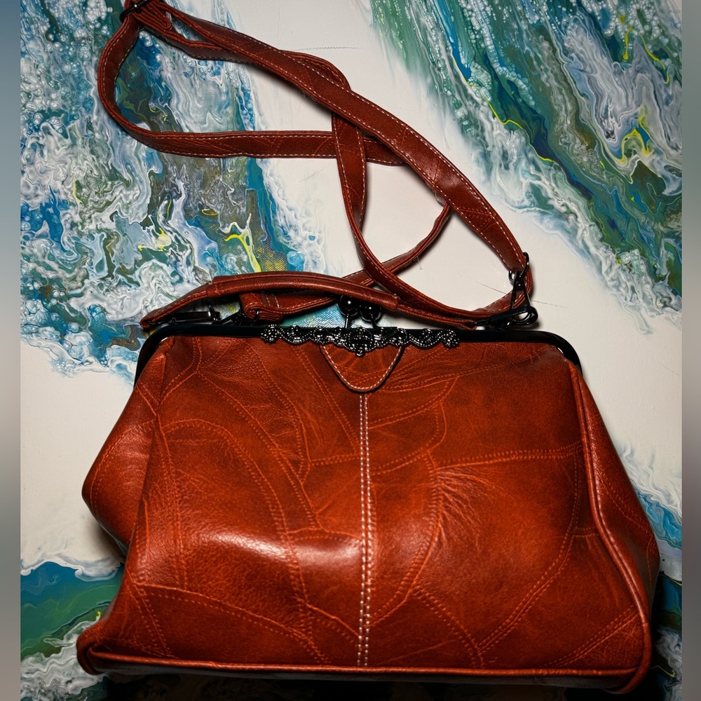 GUSURE Luxary Retro Handbag THREE different looks w/TWO  straps
Easter/Spring